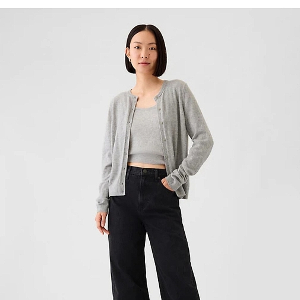 NWT GAP Women's Classic Gray Crew Neck Sweater